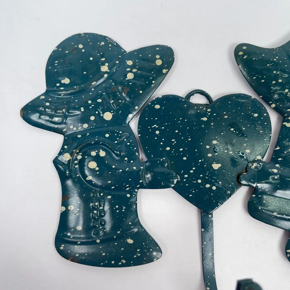 Vintage Sunbonnet Sue Metal Wall Hook Blue Speckled Heart Country Cottage 80s